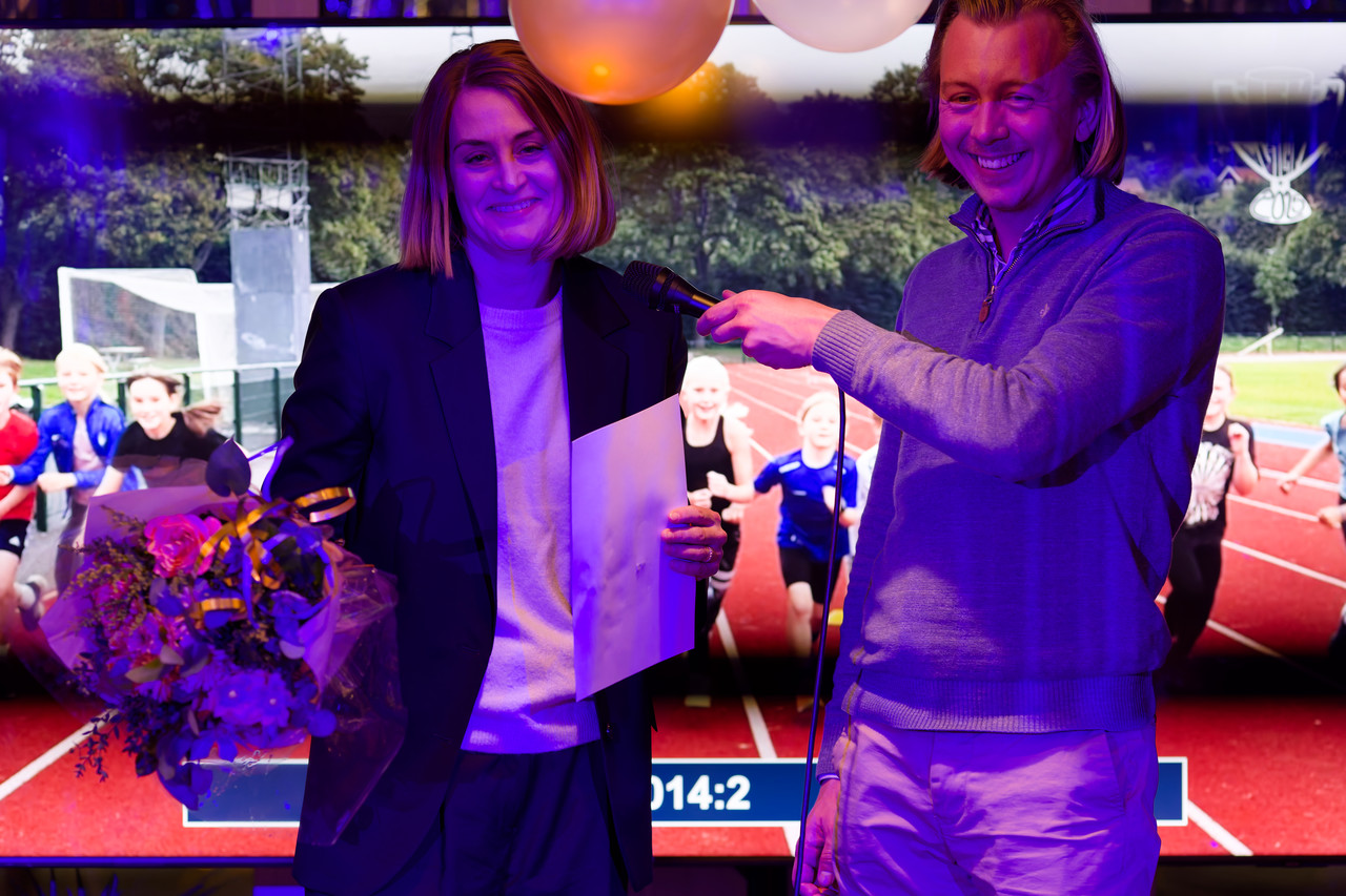 Karina Liljedahl fick ta emot pris som en av ledarna för 2014:2 som blev Årets barngrupp 2025. Emil Quick intervjuade henne. Foto: Christer Klinth