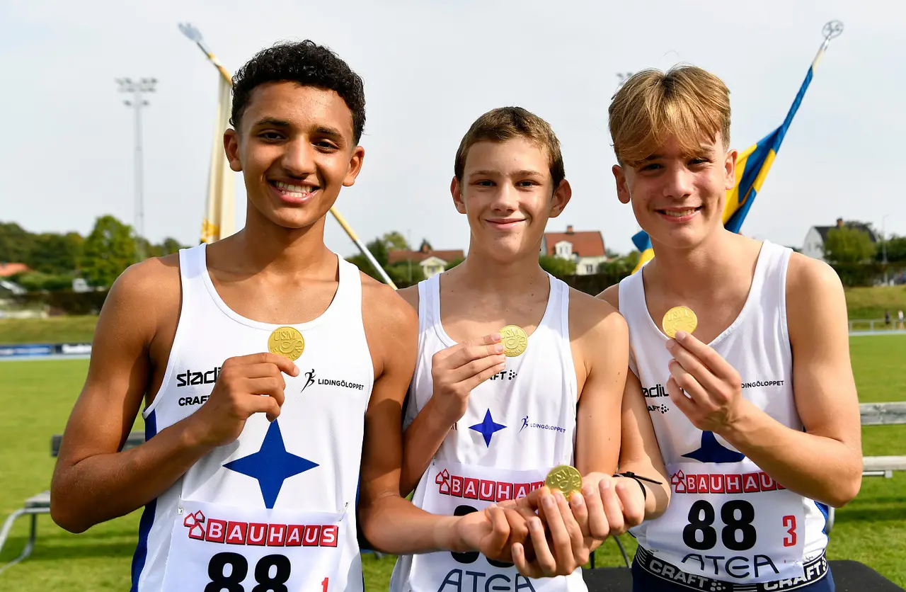 Jonas Atlassi, Emil Corlevi och Sebastian Lörstad sprang förra året hem P15-guldet på 3x800m i Södertälje. Nu går stafett-SM i Uppsala. Foto: DECA Text & Bild