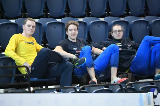 Anna Silvander är först att tävla av IFKarna. Fredrick Ekholm och de andra häckklipparna forsar fram 1.06,7 över löparbanorna på lördag. Foto DECA Text & Bild
