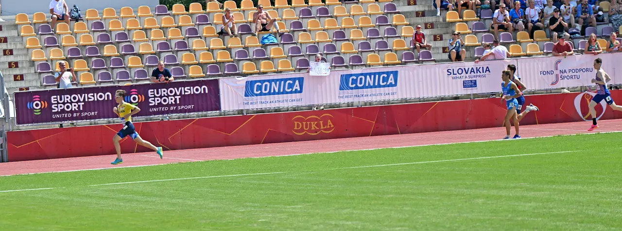 I U18EM i Banská Bystrica i Slovakien överraskade Sebbe med fullfartslöpning redan från startskottet. I dag springer han Atea Kalmarmilen på samma bana som SM-milen avgörs på. Foto: DECA