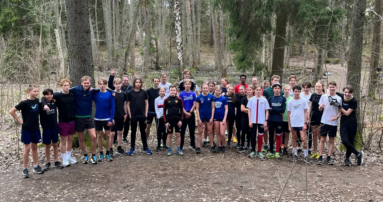 Mitt i skogen, på Kottlasjöns norra sida, samlades nästan 50 löpare och ett gäng tränare för långbacke. Foto: Albin Johansson