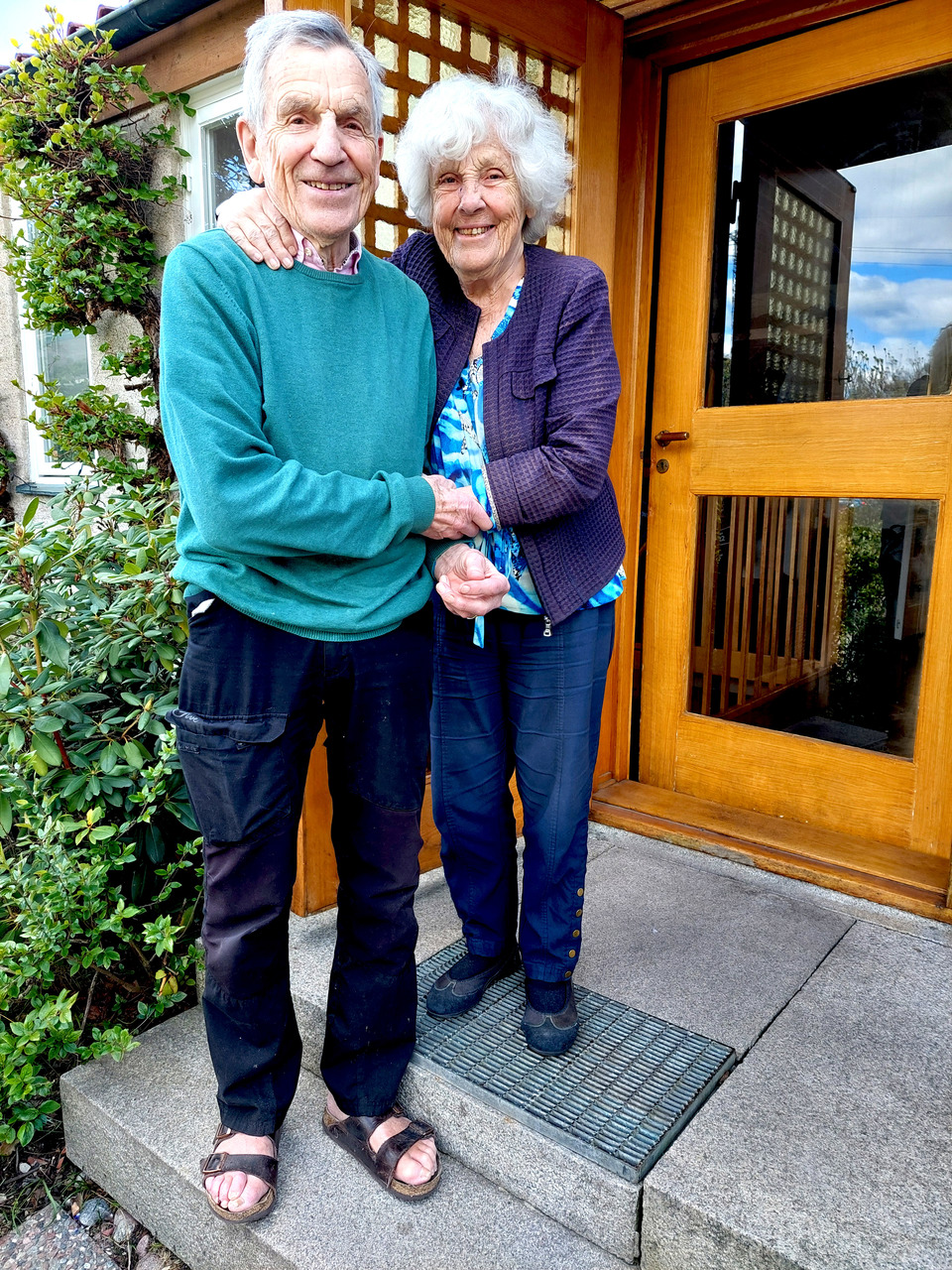 Födelsedagsbarnet Assar tillsammans med fru Eivor utanför huset på Däldvägen. Eie fyller förresten 90 år på lördag. Grattis båda. Foto: Eva Jansson