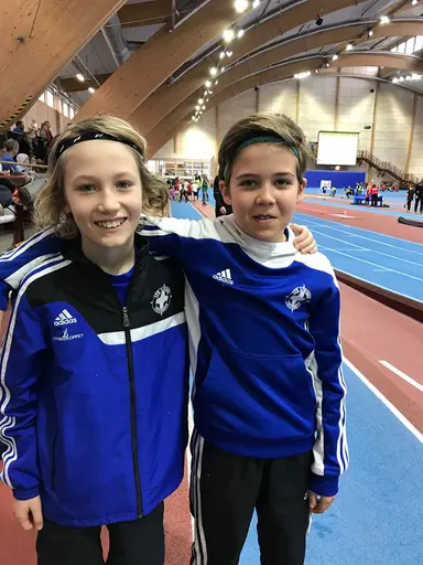 T.v: 2009-gänget var först ut; mitten - Ruben och Ludvig hade kul i Sätra; t.h: Sally peppas av kompisarna på upploppet