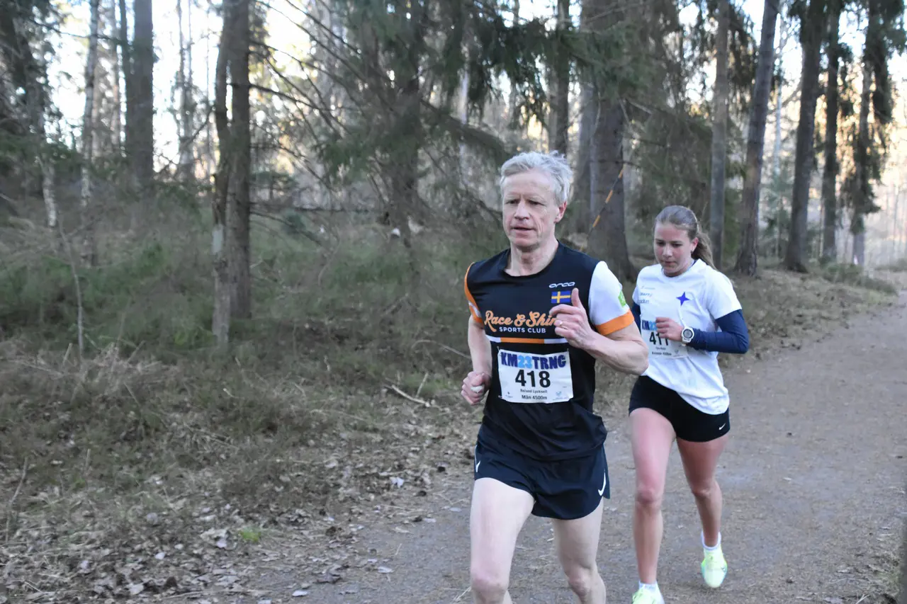Roland Lycksell (grattis i förskott, Rolle) och Tyra Hedin var två av 104 löpare i förra årets KM i terräng. Foto: Estelle Strand
