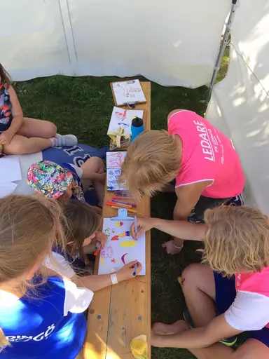 Fullt fart på Vallen veckan innan midsommar