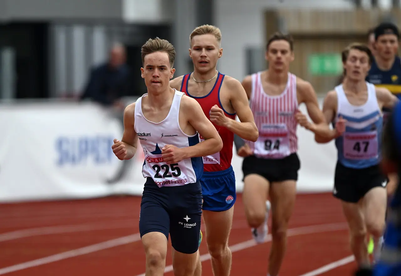 Sebbe gillar att ligga i täten. Som här i SM-försöken på 1500m i Uddevalla. Foto: DECA
