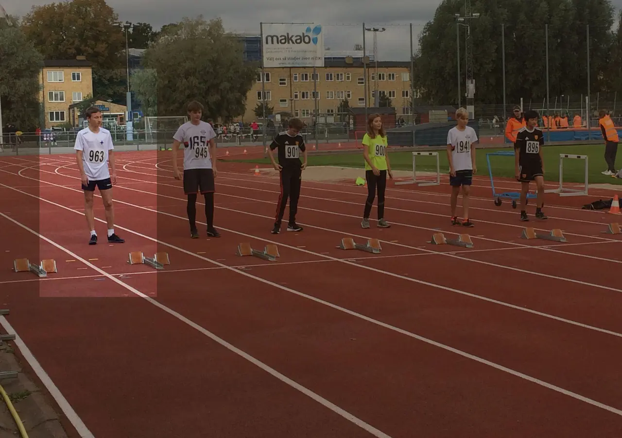 Daniel Larsson, längst till vänster, är ny P13-klubbrekordhållare på 60m
