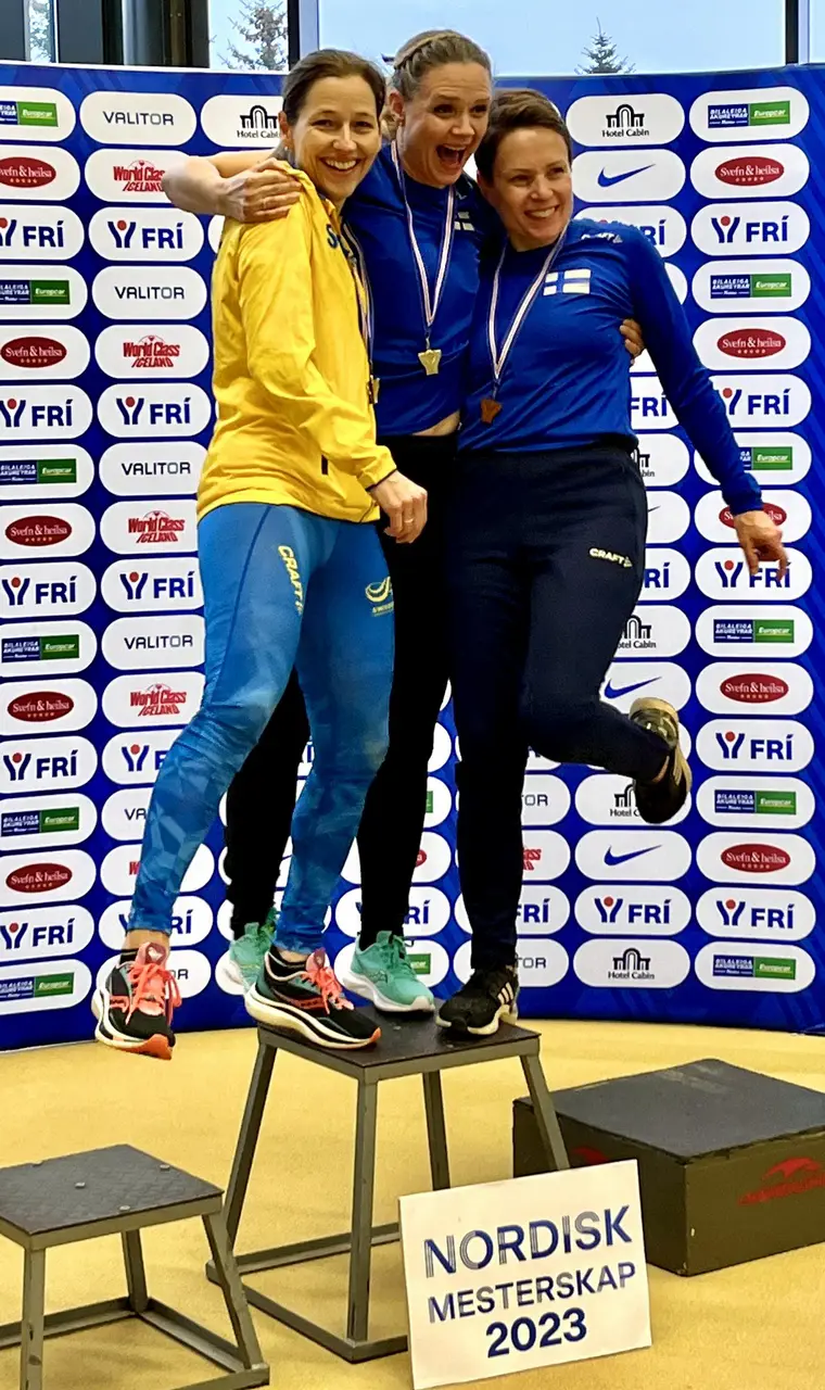 Silver-Martina tillsammans med guldmedaljören Tanja Liski och bronsmedaljören Taru Viiru, båda från Finland.