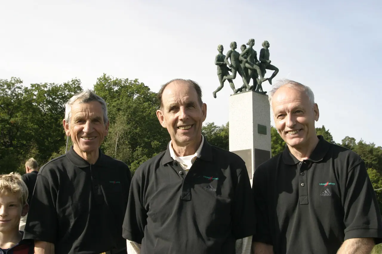 Sven Gärderud i mitten, flankerade av Lilla Lidingöloppet grundare Assar Blomquist till vänster och banläggaren Lasse Dahlstedt till höger. Foto från Kungaloppet 2003