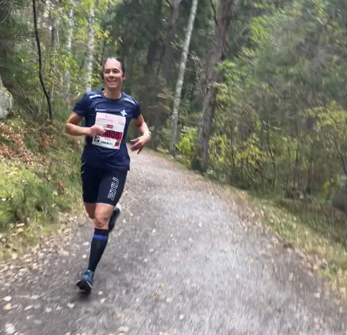 Alissa Nilsson White på väg mot seger i Rosa Bandet-loppet 4 km. Foto Alfred Nilsson White