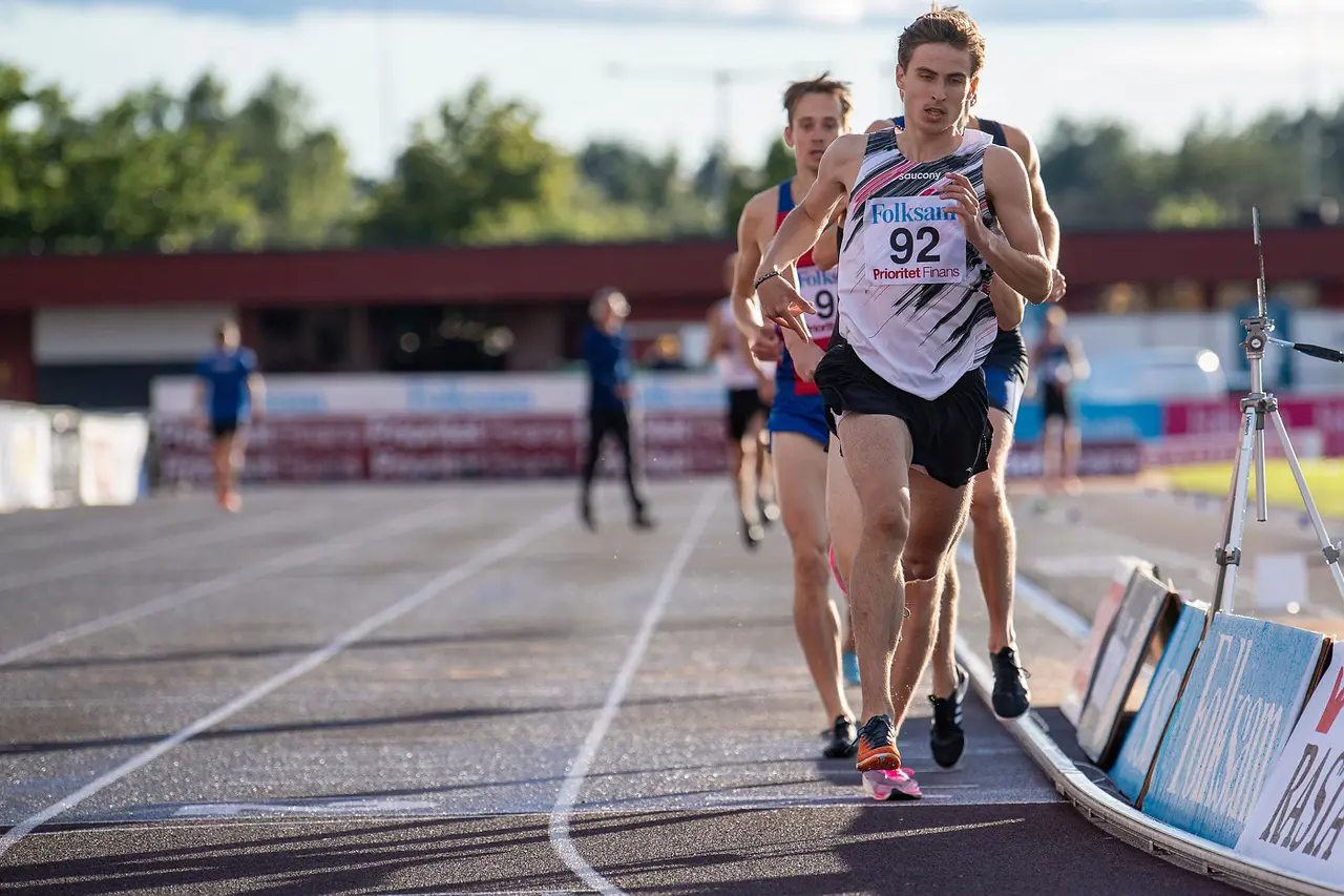 När Simon Sundström i lördags kväll sprang 1500m snabbare än vad rekordmannen Gunder Hägg någonsin har gjort skrev han också in sig som medlem i Gunder Hägg-klubben. Foto: DECA Text & Bild