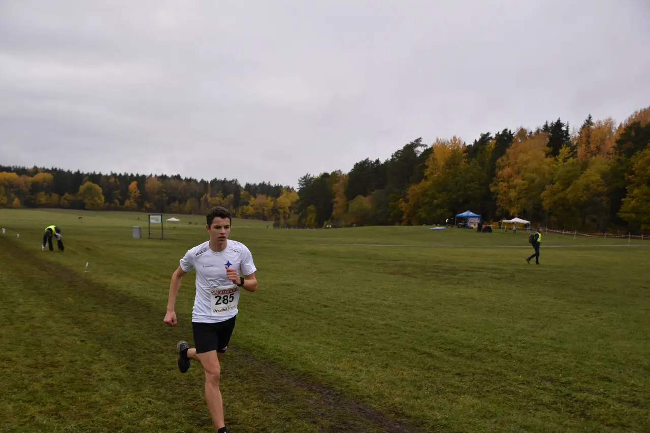Luca Gränzer sprang terräng-SM på Grimstafältet i Vällingby för två år sedan. Nu i helgen är terräng-SM tillbaka på samma gräsbana, men utan Luca som flyttat åter till Tyskland. Foto: Janne Åkerblom