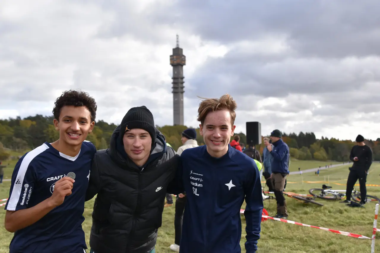 På terräng-DM blev det dubbelseger där Jonas Atlassi och Sebastian Lörstad tog silver och guld. Där var storlöparen Kalle Berglund prisutdelare. Foto: Janne Åkerblom
