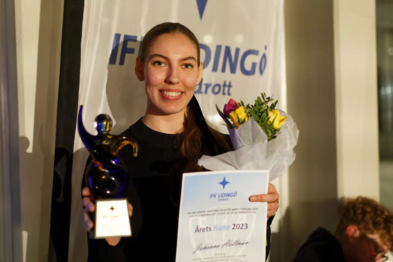 Johanna Hellman fick ta emot hederspriset Hanen. IFK-galan-foto: Christer Klinth