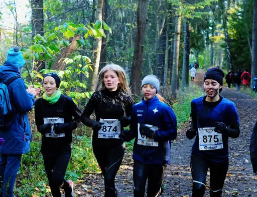 Nöjda tjejer efter målgång! Från vänster: Irma-Li Grönqvist, Pella Kihlbaum, Estrid Frick och Leah Palmblad Foto: Linda Torssander Palmblad.