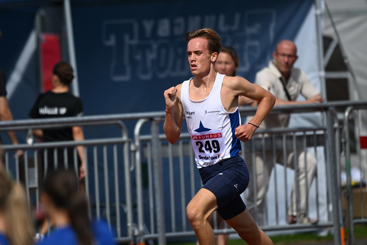 Sebastian Lörstad på väg mot guldet på 1500m i USM i Ljungby. Foto: DECA