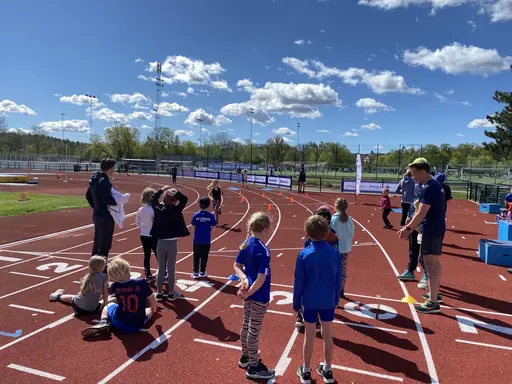 70 barn kom och tävlade i lag i Kids Athletics, samt ett kämpigt 1200m terränglopp
