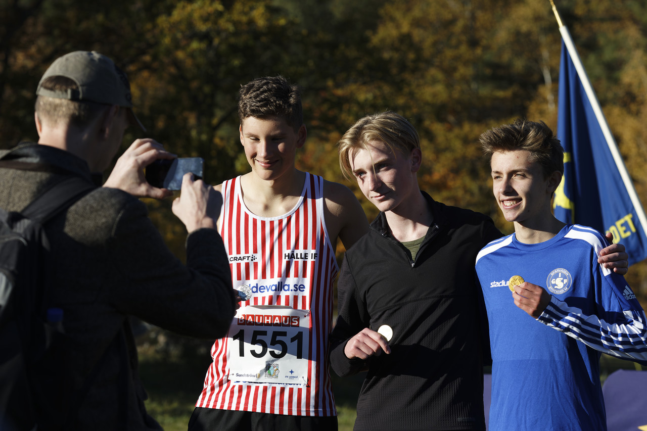 Samuel Nordblom (i mitten) vann 15-årsklassen i Terräng-SM. Under bansäsongen noterade han en tid som gjorde honom till statistik-fyra på 2000m. Foto: Christer Klinth