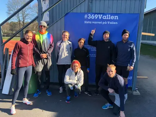 I fredags morse samlade Mattias Sunneborn 16 löpare som var och en solosprang ett varv på Vallens 369 meter korta bana 1. I morgon är sista chansen. På måndag börjar Lidingövallen byggas om.