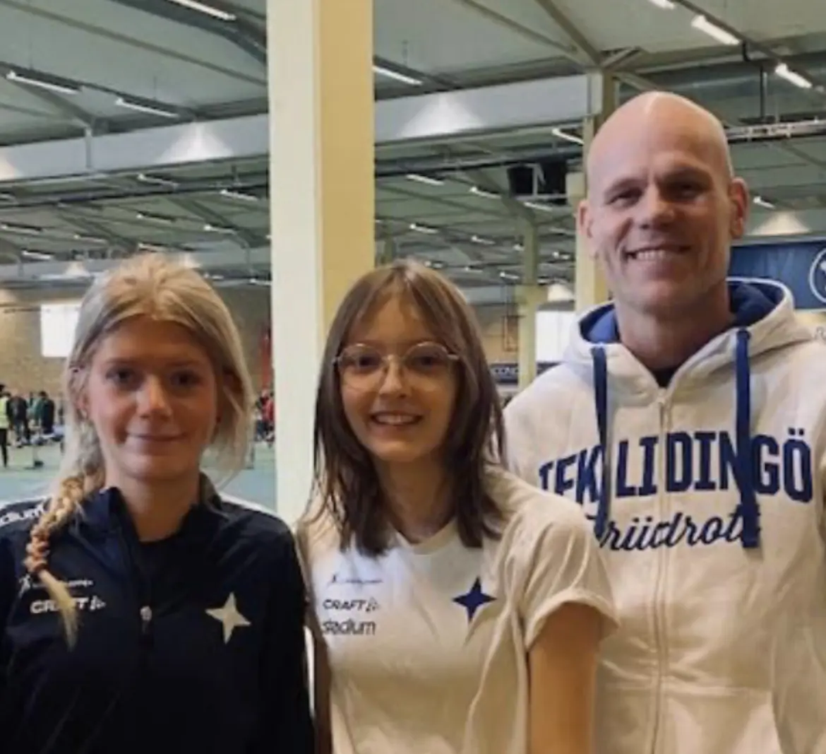 Leah Palmblad och Irma-Li Grönqvist tillsammans med coach Anders Ejendal. Foto: Linda Torsander