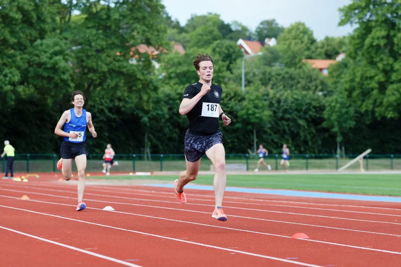 Jacob Klinth på väg mot nytt 3000m-pers på Lidingövallen. Foto: Christer Klinth
