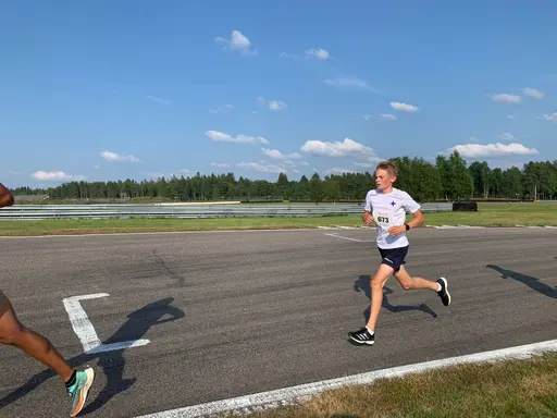 Kalle Ottfalk var en av tre av IFKs yngre löparlöften som sprang bra och fort på SM 10 km i värmen på Anderstorp. Foto: Ingela Ottfalk och Daniel Nilsson.