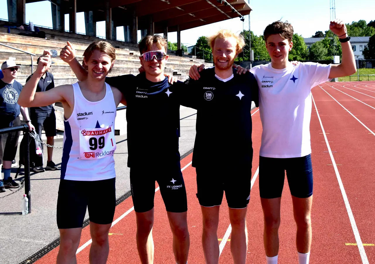 Axel Alness Borg, Sebastian Lörstad, Olof Silvander och Kalle Ottfalk tog silver i stafett-SMs näst sista lopp. Foto: Janne Åkerblom
