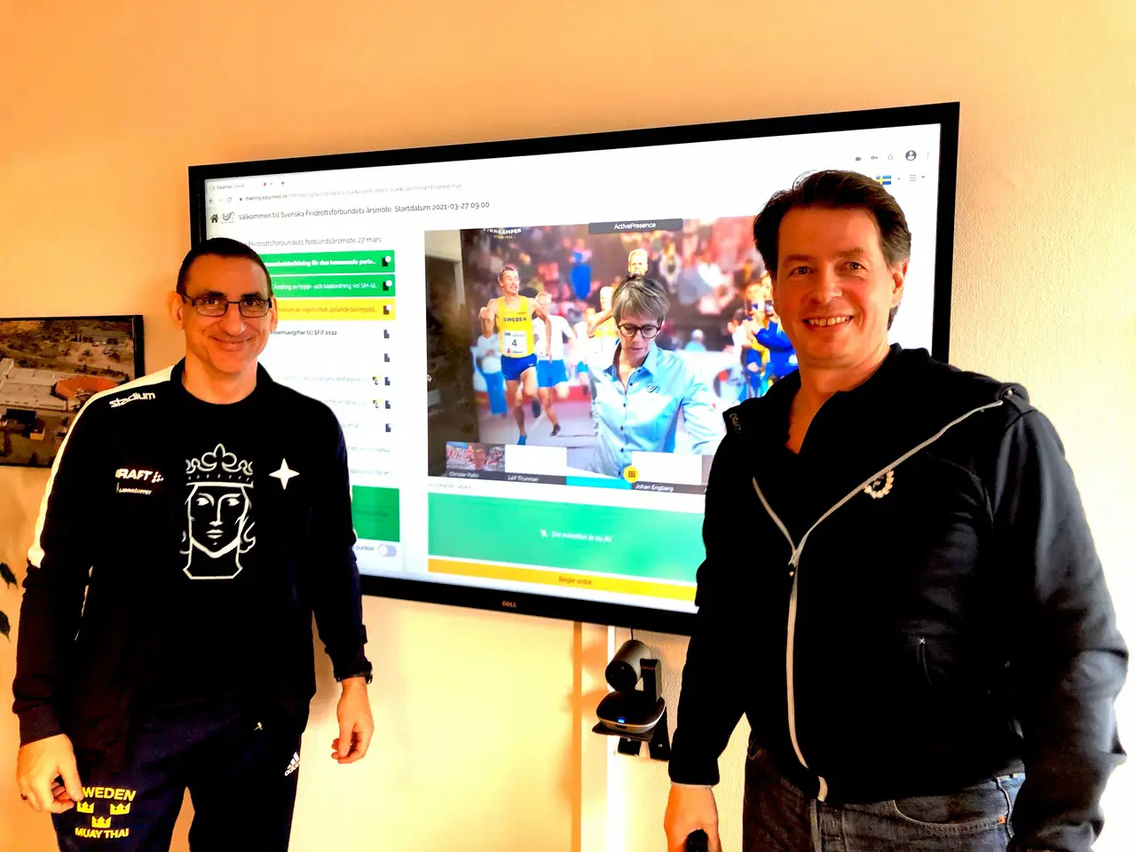 Ivan Sundström och Staffan Movin flankerar skärmen där Karin Movin presenterar förbundets svar på en motion om översyn av reglerna för tävlingstillstånd för utländska medborgare. Foto: Janne Åkerblom