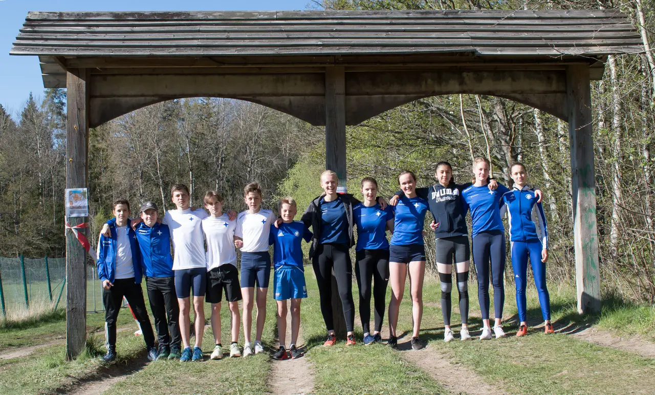 Här är två av IFK-lagen, ett P15-lag och ett F17-ag, som sprang Turebergsstafetten. Foto Piniro Bildbyrå