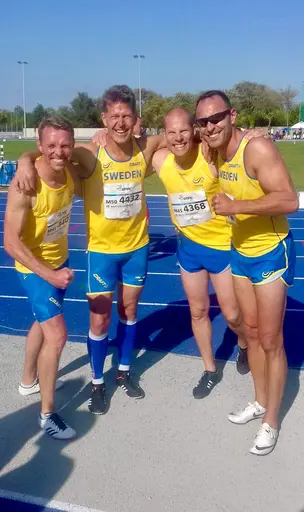 Det svenska M45-laget på 4x400m med Magnus Nilsson på förstasträckan tog guld i veteran-EM. Prispallsbildsfotograf: Henrik Tegnér