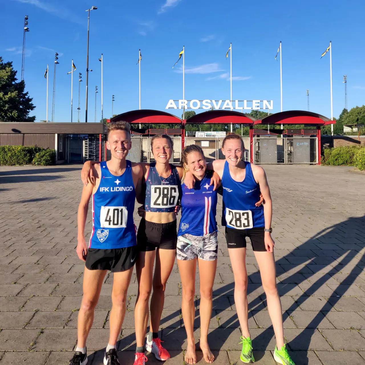 Peter Hodkinson, Emma Bjessmo, Linnea Claesdotter och Alice Hugosson var fyra IFK-orienterare som framgångsrikt provade banlöpning i Aros Invitational.