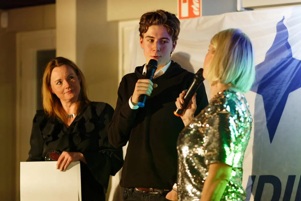 Kalle Ottfalk blir grillad på scenen av Jessica Falkman, under överinseende av Ingela Stralka. IFK-galan-foto: Christer Klinth