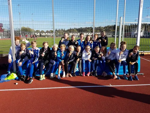 Överst: Team 2005-truppen; Lidingöfunkisar från Team 2005 och Team 2006; Underst: När foten är stukad går man från att vara tävlandes till coach; Lyckliga aktiva med bucklan