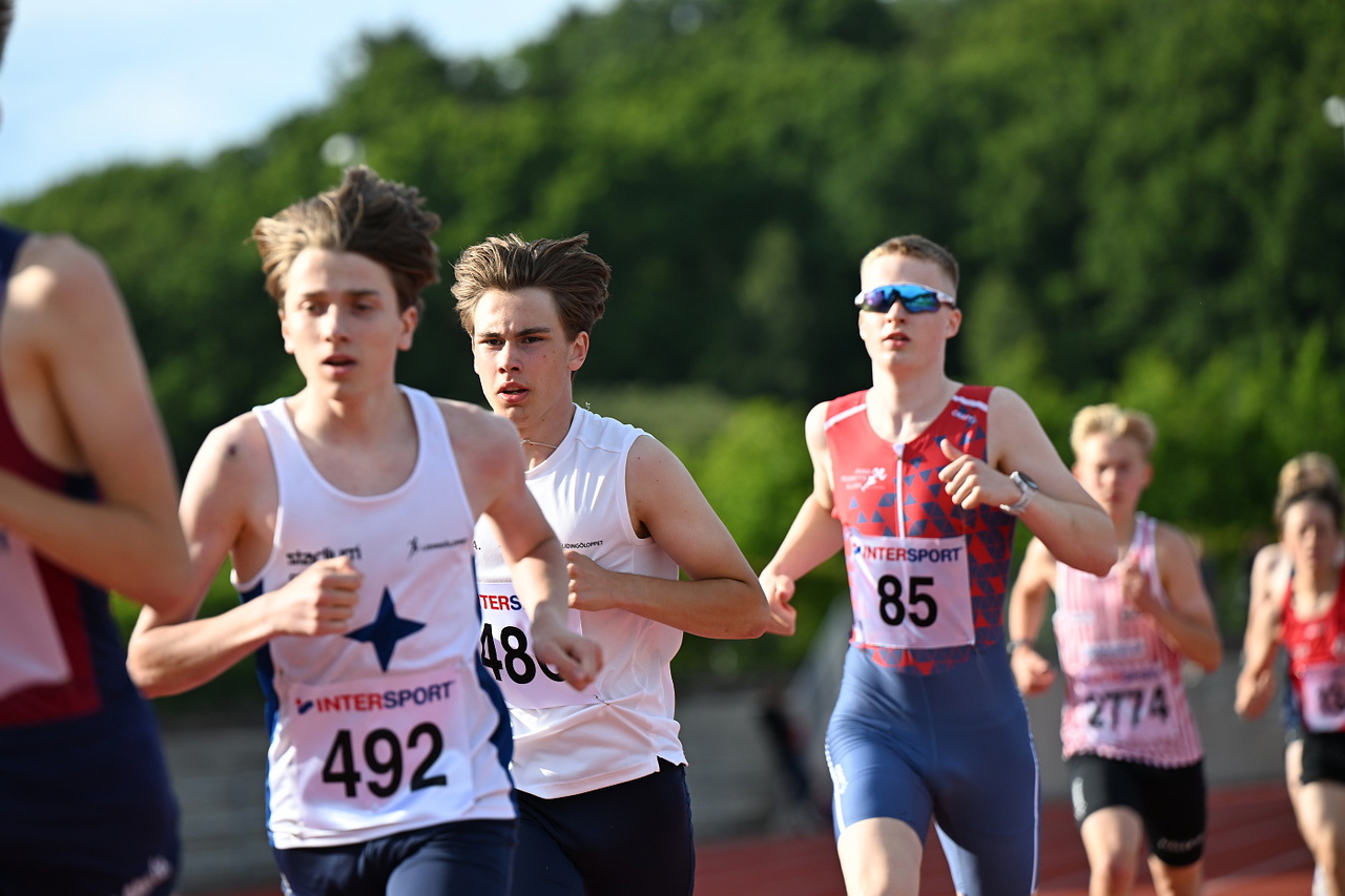 Luca före Oskar på 3000m i Världsungdomsspelen i Göteborg. Foto: DECA