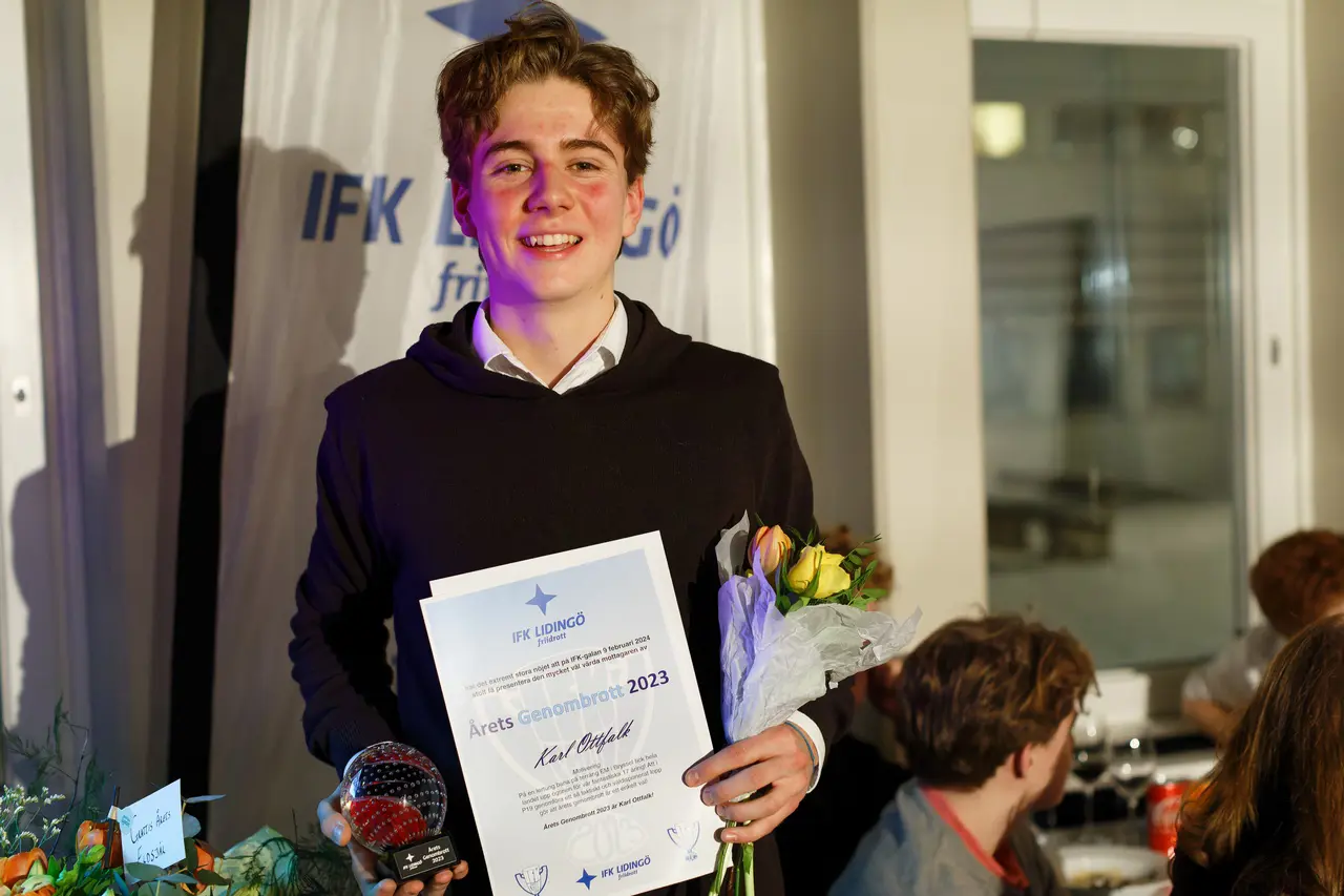 Kalle Ottfalk fick komma fram till scenen för att ta emot flera priser under IFK-galan. Ett av de finaste var för årets genombrott. IFK-galan-foto: Christer Klinth