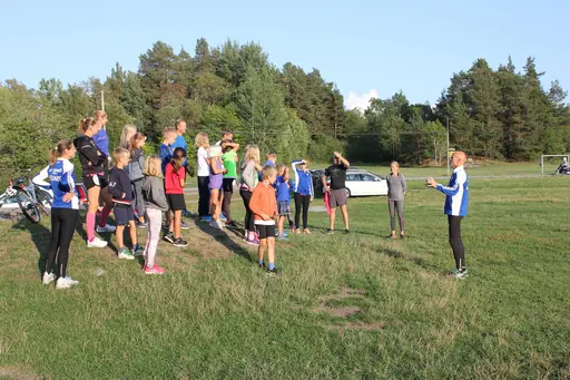 Anders Ejendal håller i löpträning för 08or & 09or inför Lilla Lidingöloppet den 30 september