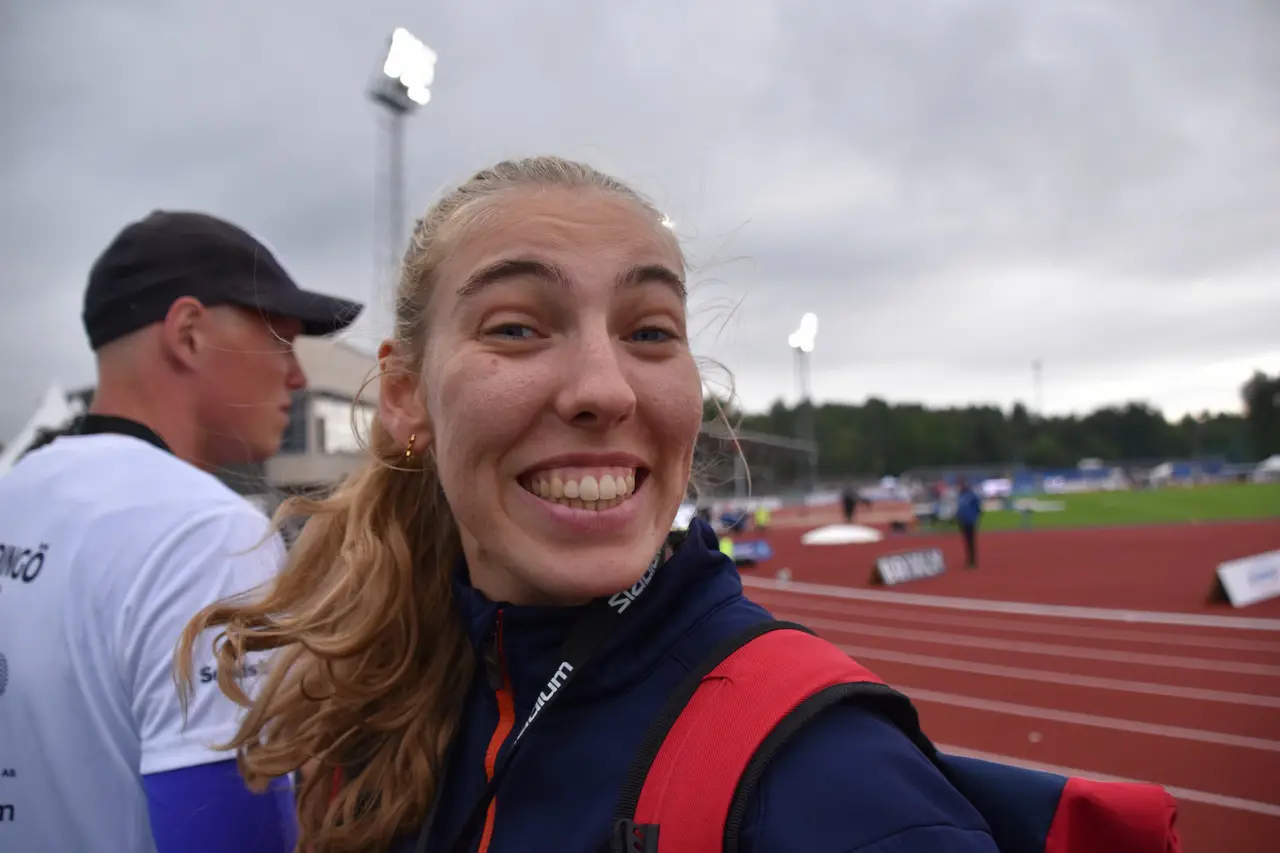 Kan det bli fyra meter i dag? Om ett par timmar vet vi vad Johanna Hellman hoppar i SM-finalen i stavhopp – och vilken placering det blir. Foto: Janne Åkerblom