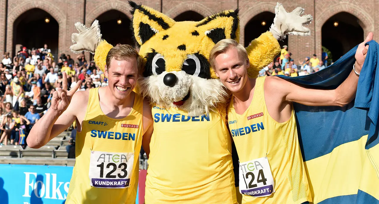 Fredrick, Kalo och Hampus firar placering tre och två i Finnkampens 110m häck. Foto DECA Text & Bild