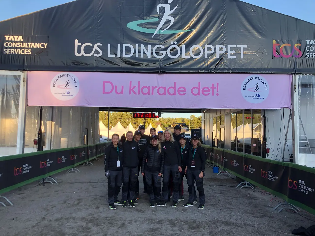 Lidingöloppskansliets team fotograferade precis efter det att sista löparna i det avslutande Rosa Bandetloppet gått i mål.