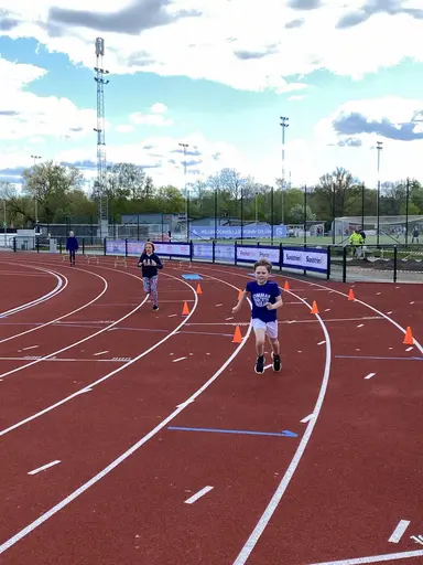 70 barn kom och tävlade i lag i Kids Athletics, samt ett kämpigt 1200m terränglopp