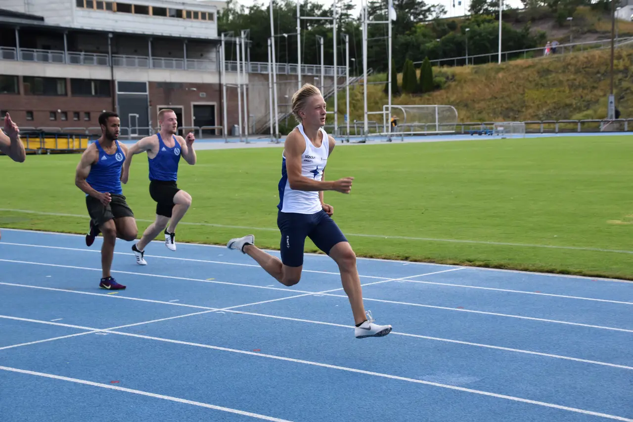 David Århammar på väg mot nytt 100m-pers. Foto Nike Isaksson