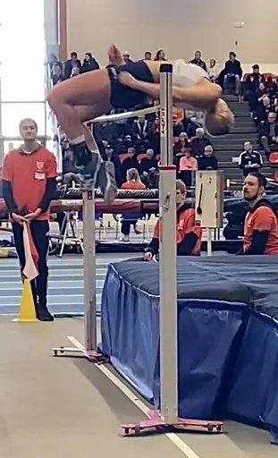Linda glider över 1.78 och vittröjade Fredrick på en 3:e plats efter tre häckar.