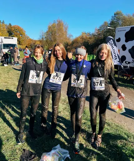 Nöjda tjejer efter målgång! Från vänster: Irma-Li Grönqvist, Pella Kihlbaum, Estrid Frick och Leah Palmblad Foto: Linda Torssander Palmblad.
