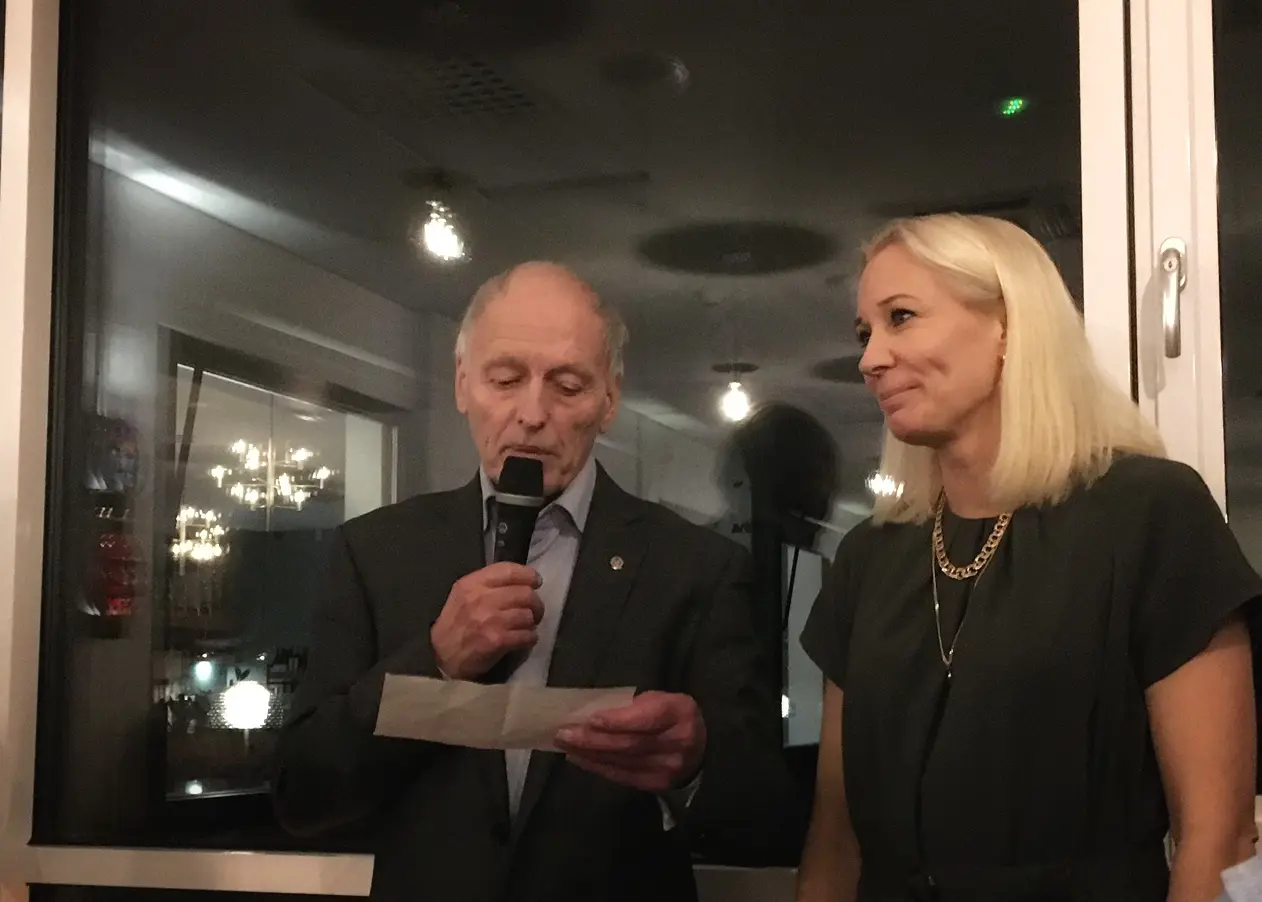 Lasse Dahlstedt delar ut Årets Funktionärspis till Pia Isaksson. Foto: Rebecka Öberg