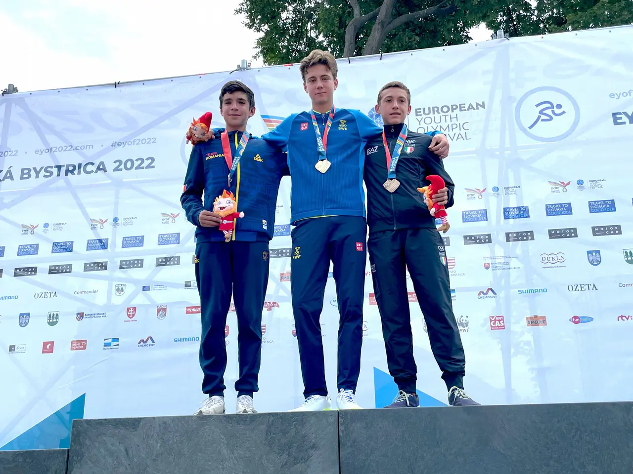 Kalle Ottfalk flankerad av silvermedaljören Luciano Stefan (Rumänien) och Vittore Simone Borromini (Italien). Foto: Ingela Ottfalk