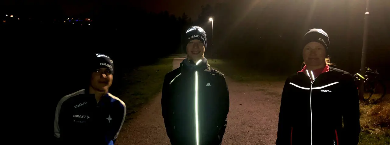 Lenny, Leonardo och Lisa testar den nya fina IFK Lidingö-mössan med reflextryck. Värmer öronen och får dig att synas bättre.
