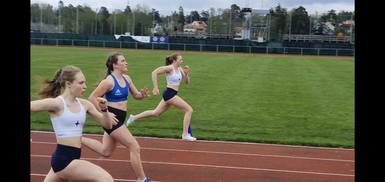 Hjördis och Natalia var två av IFKarna som passade på att tävla i Danderyd under lördagen. Foto: Lotta Hellstrand