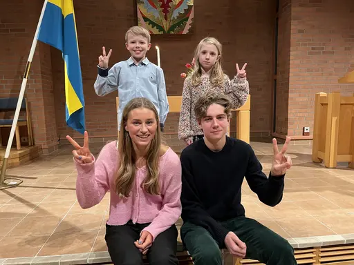 Lydiam, Nils, Alice och Kalle. Karin, Lars G och Lasse. En tårta. Ett luciatåg. Foto: Janne Åkerblom