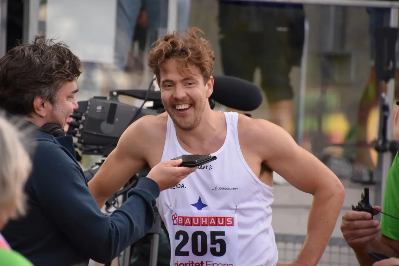 Det syns visserligen inte i statistiken att Anton Levin blev farsa i år, men den som läser noggrant ser att han blev svensk mästare på 110m häck. Det kan man också bli glad för. Foto: Anton HH
