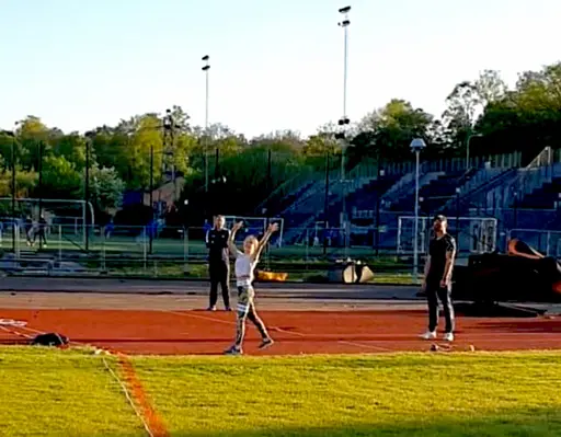 Det första och den sista tävlingen på Lidingövallens 369-meteresbana. Det är ganska precis 85 år mellan bilderna. Den senaste är tagen av Christoffer Lind.